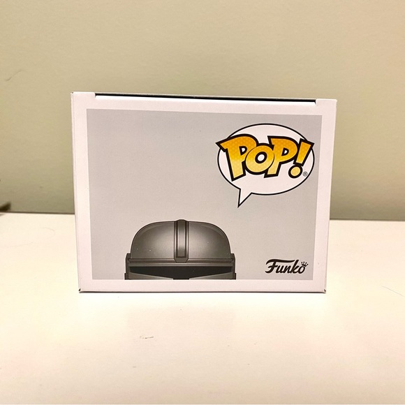 The Mandalorian Amazon Exclusive Chrome Funko Pop - Picture 6 of 6